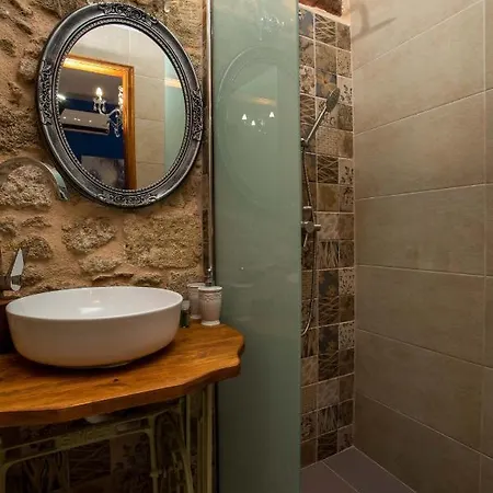 Attiki לינה וארוחת בוקר